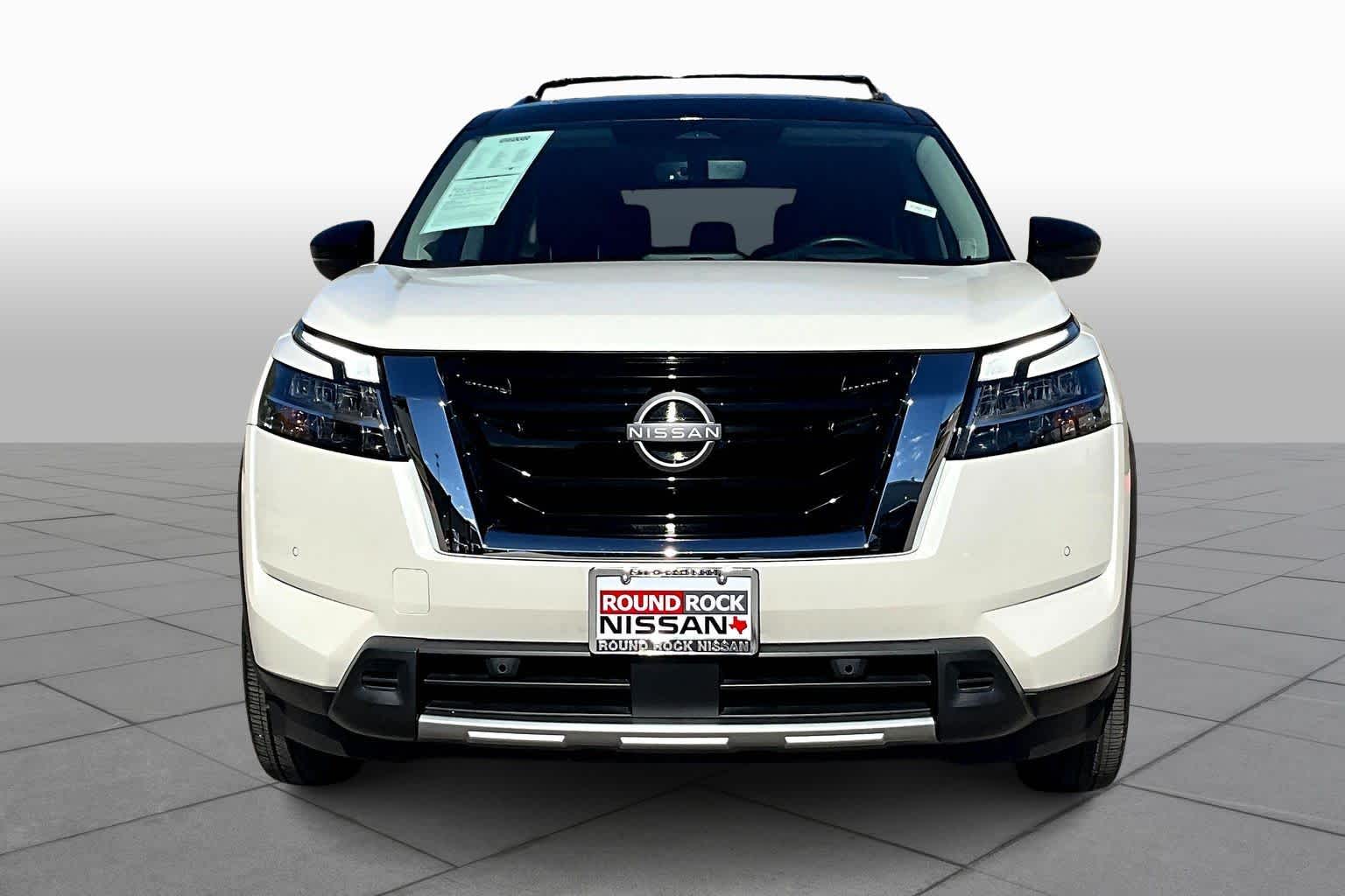 2024 Nissan Pathfinder Platinum photo 3