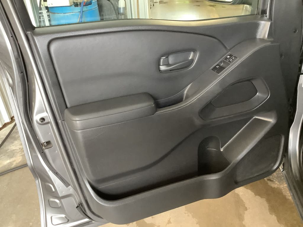2022 Nissan Frontier S photo 22