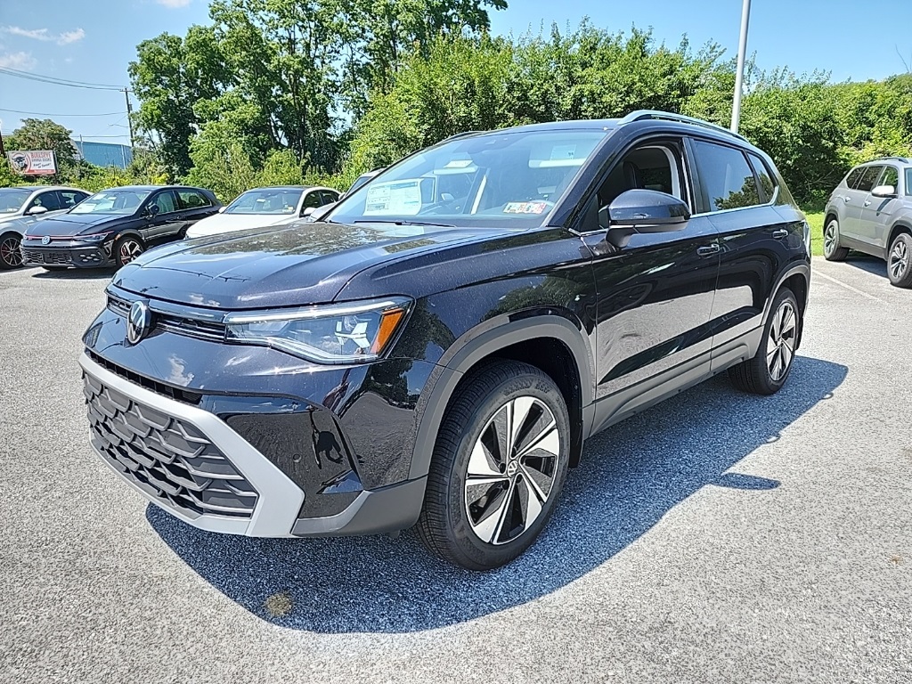 2025 Volkswagen Taos SE's photo