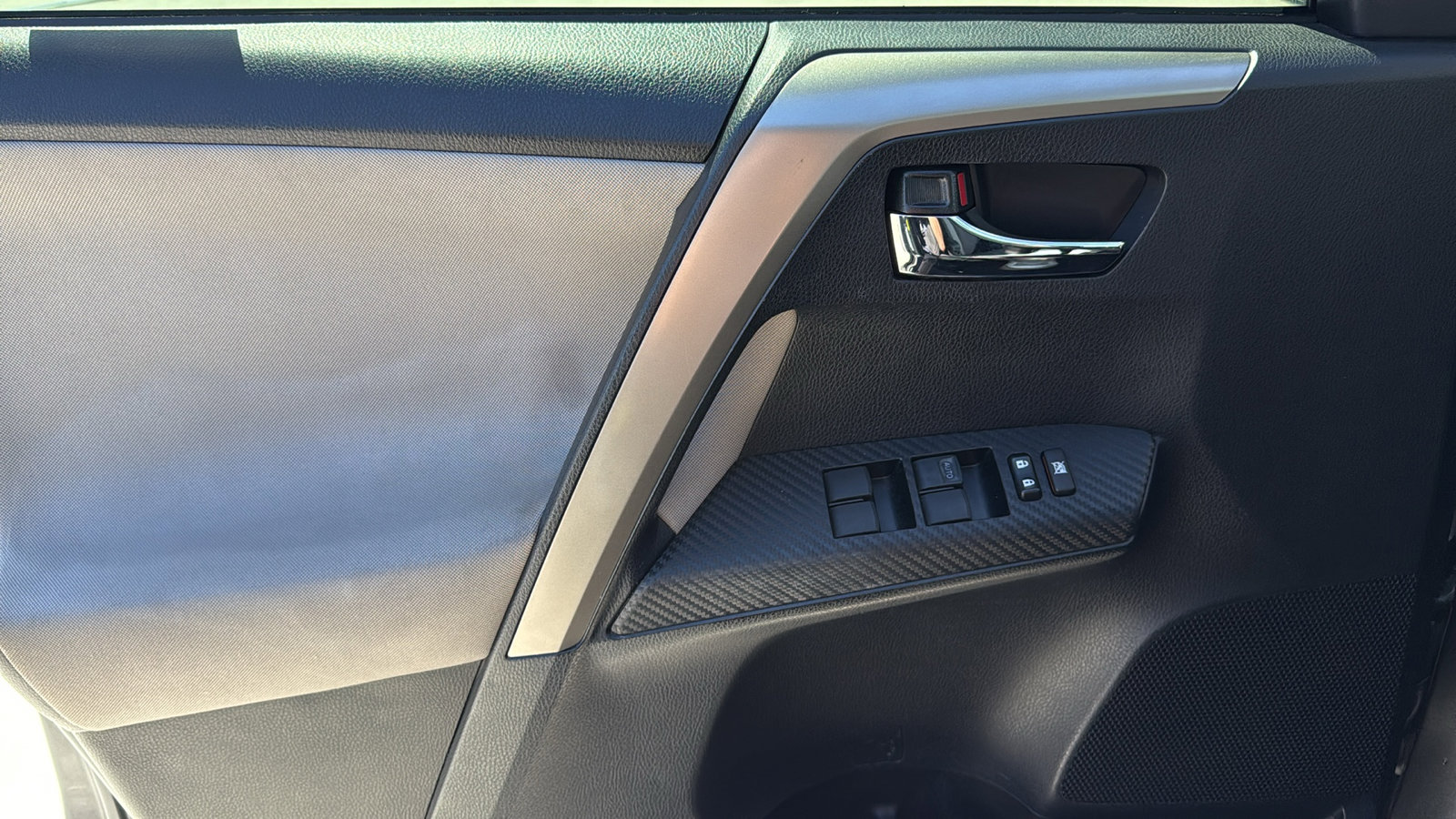 2015 Toyota RAV4 XLE photo 22