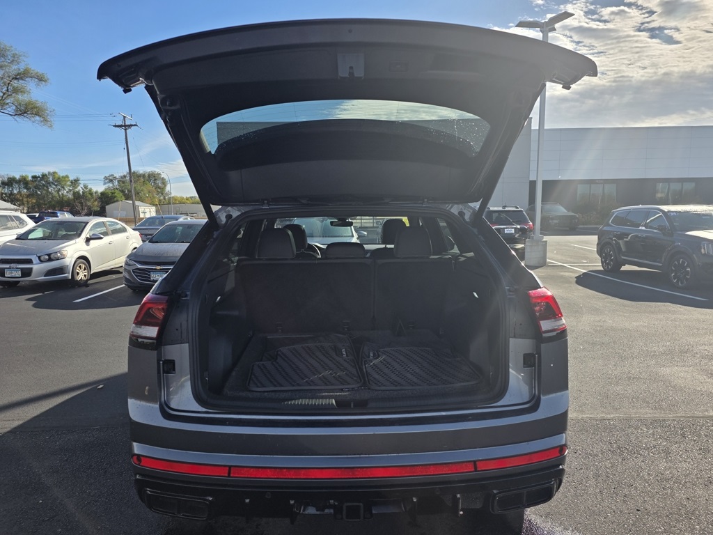 2025 Volkswagen Atlas Cross Sport SEL R-Line photo 4