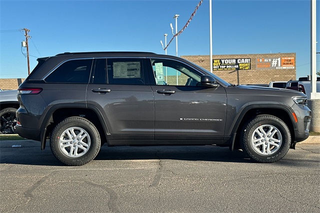 2025 Jeep Grand Cherokee Laredo photo 2