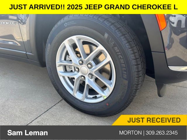 2025 Jeep Grand Cherokee Laredo photo 3