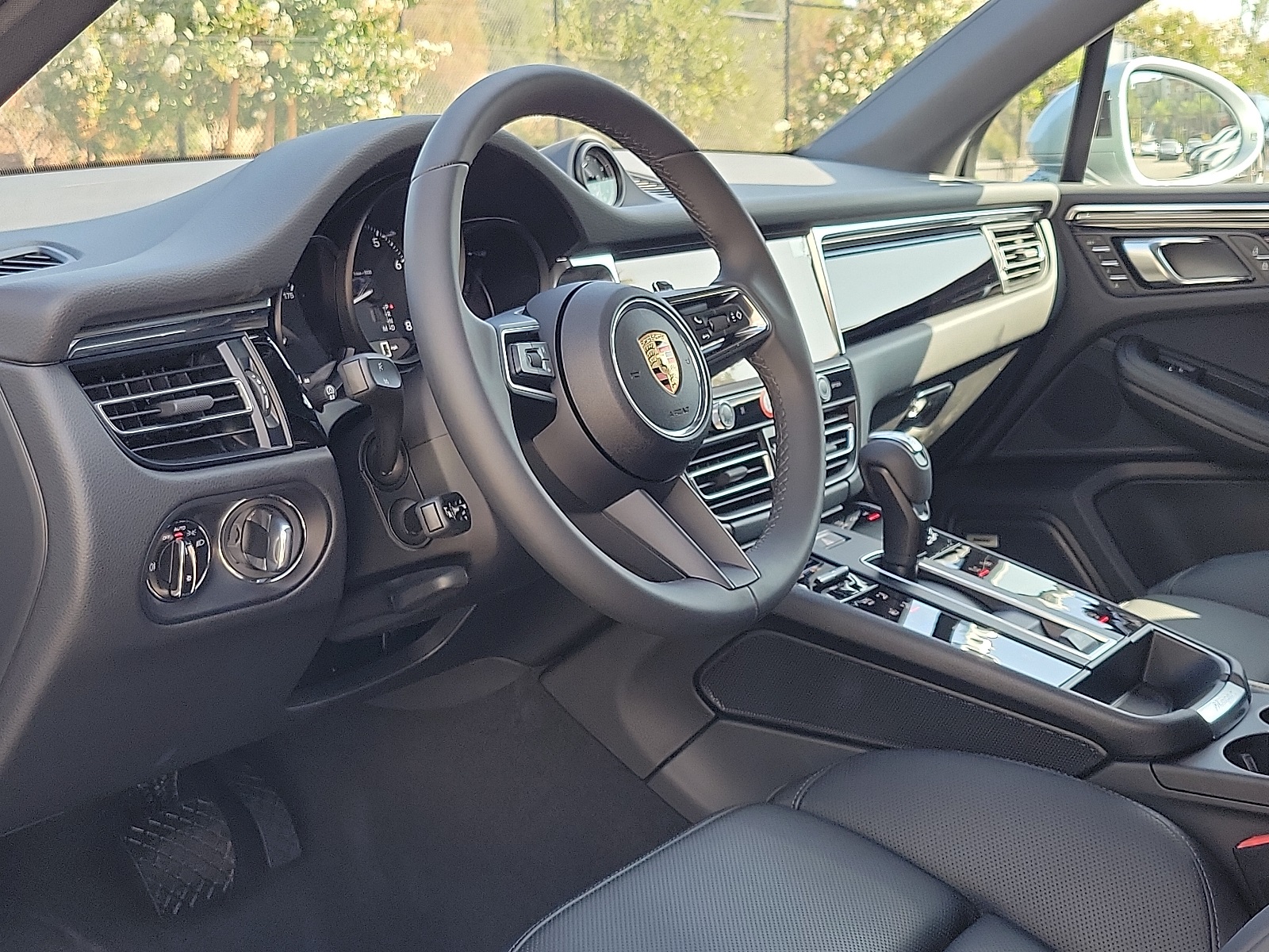 2025 Porsche Macan T photo 2
