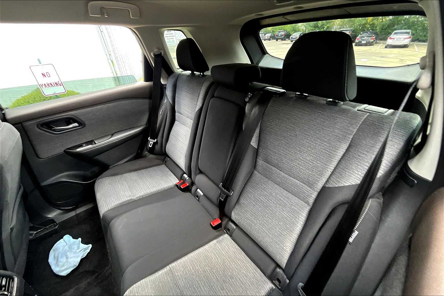 2023 Nissan Rogue SV photo 17