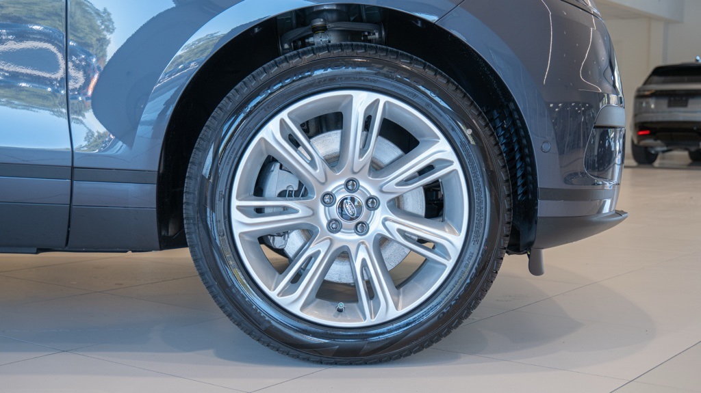 2026 Land Rover Range Rover Velar S photo 9