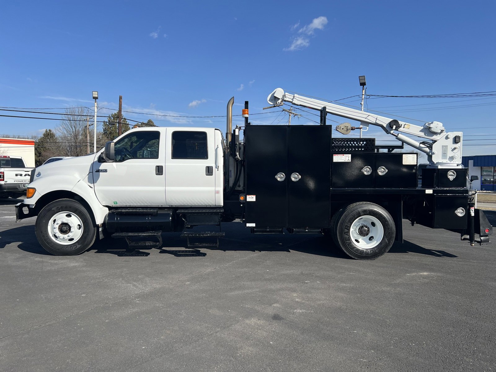 2013 Ford F-750 photo 2