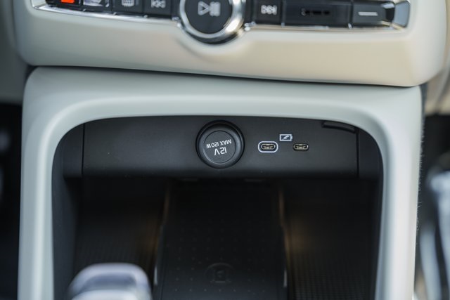 2026 Volvo XC40 Plus photo 22