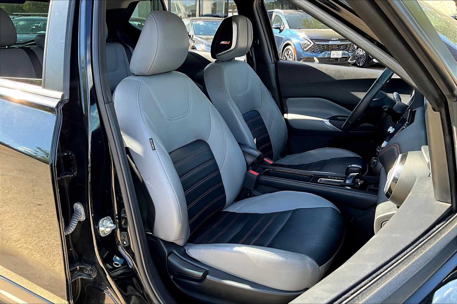 2021 Nissan Kicks SR photo 4