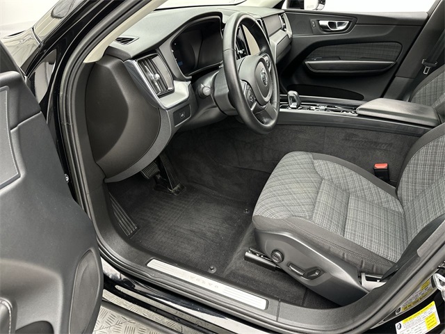 2023 Volvo XC60 B5 Core photo 3