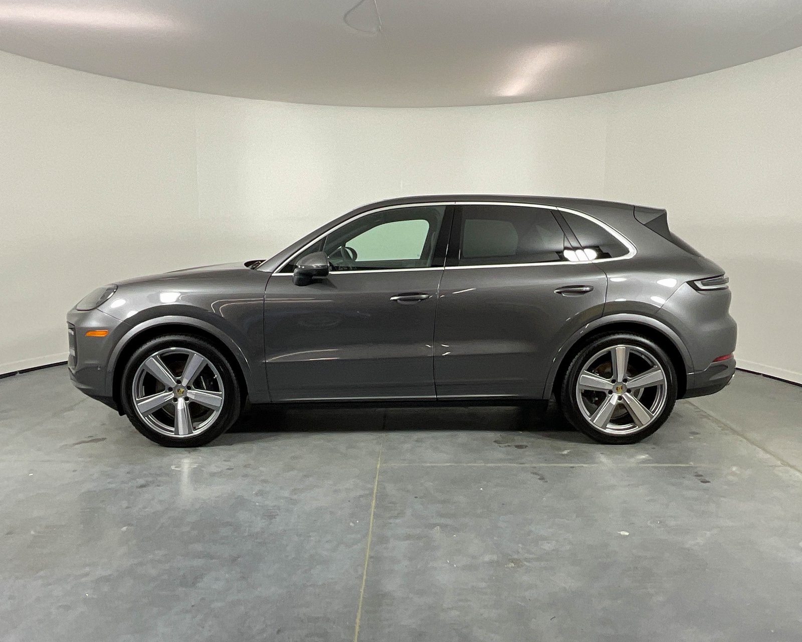2024 Porsche Cayenne photo 2