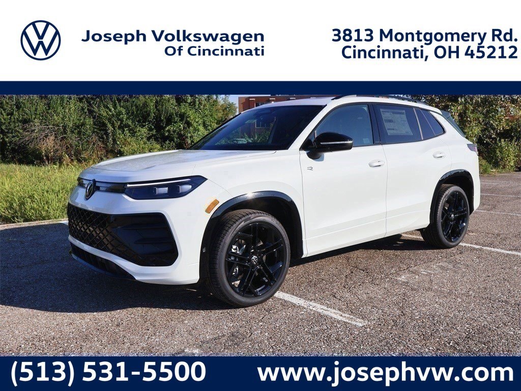 2025 Volkswagen Tiguan SE R-LINE BLACK's photo