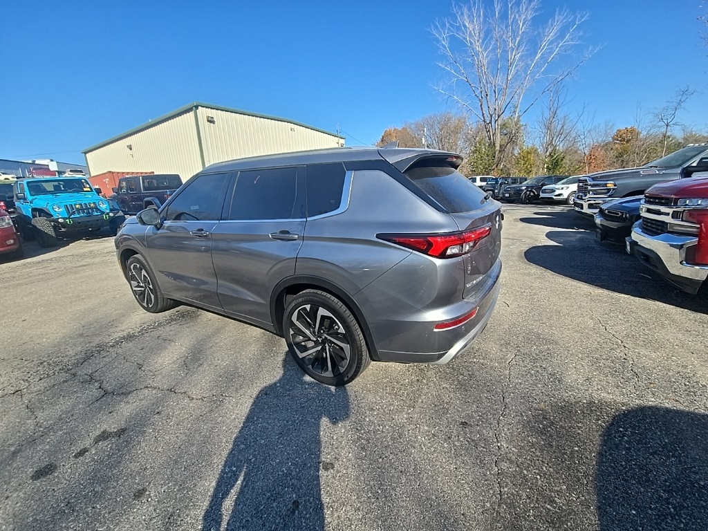 2022 Mitsubishi Outlander SEL photo 3