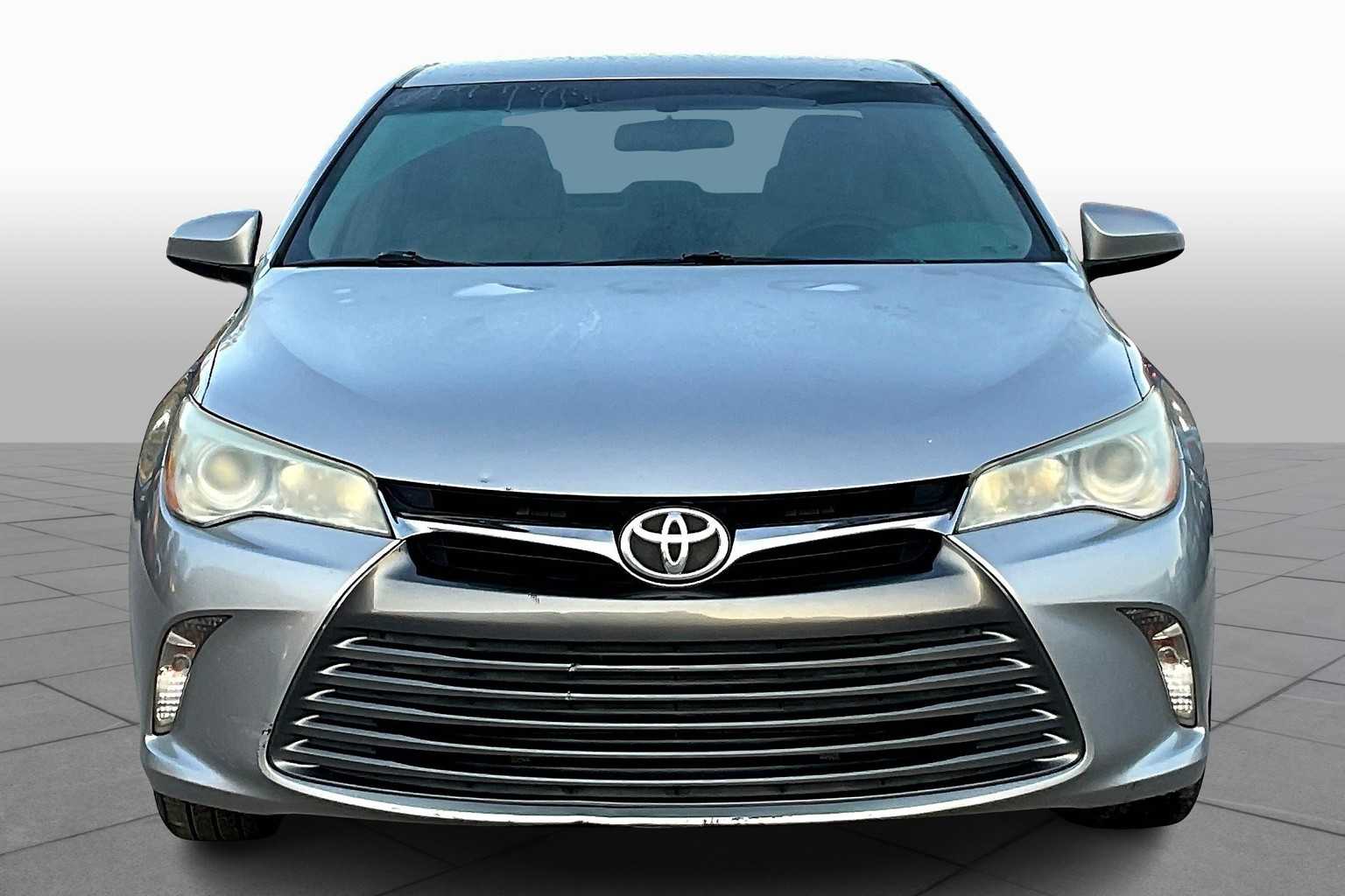 2016 Toyota Camry LE photo 3
