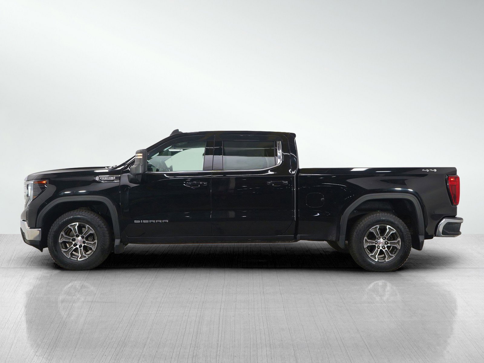 Used 2022 GMC Sierra 1500 SLE with VIN 1GTUUBED4NZ517852 for sale in Burnsville, Minnesota