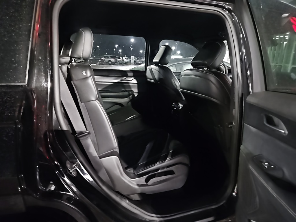 2024 Jeep Grand Cherokee Altitude photo 2