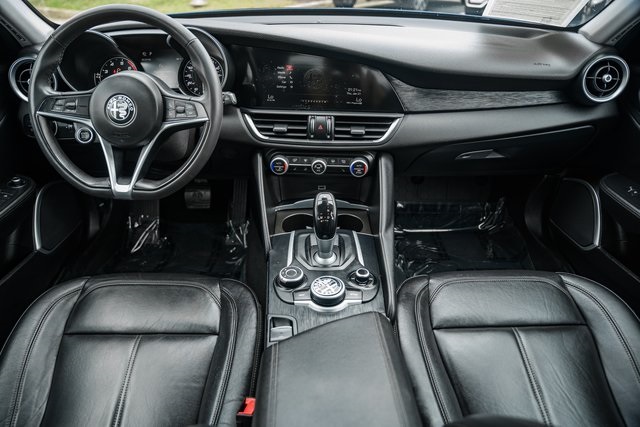 2019 Alfa Romeo Giulia Base photo 18