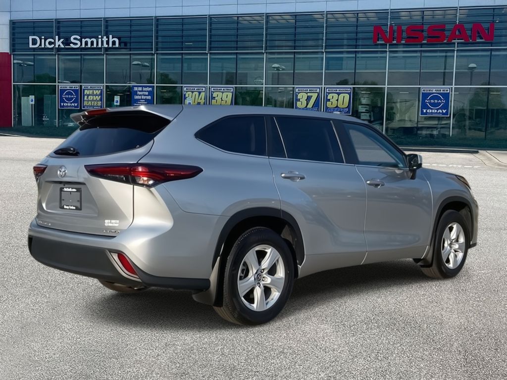 2024 Toyota Highlander XLE photo 3