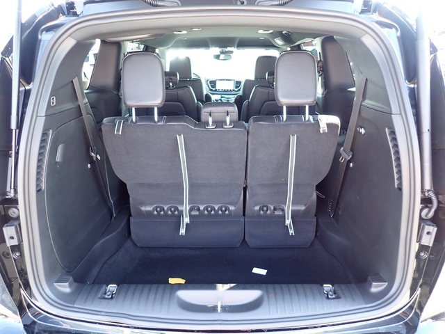 2026 Chrysler Pacifica photo 5