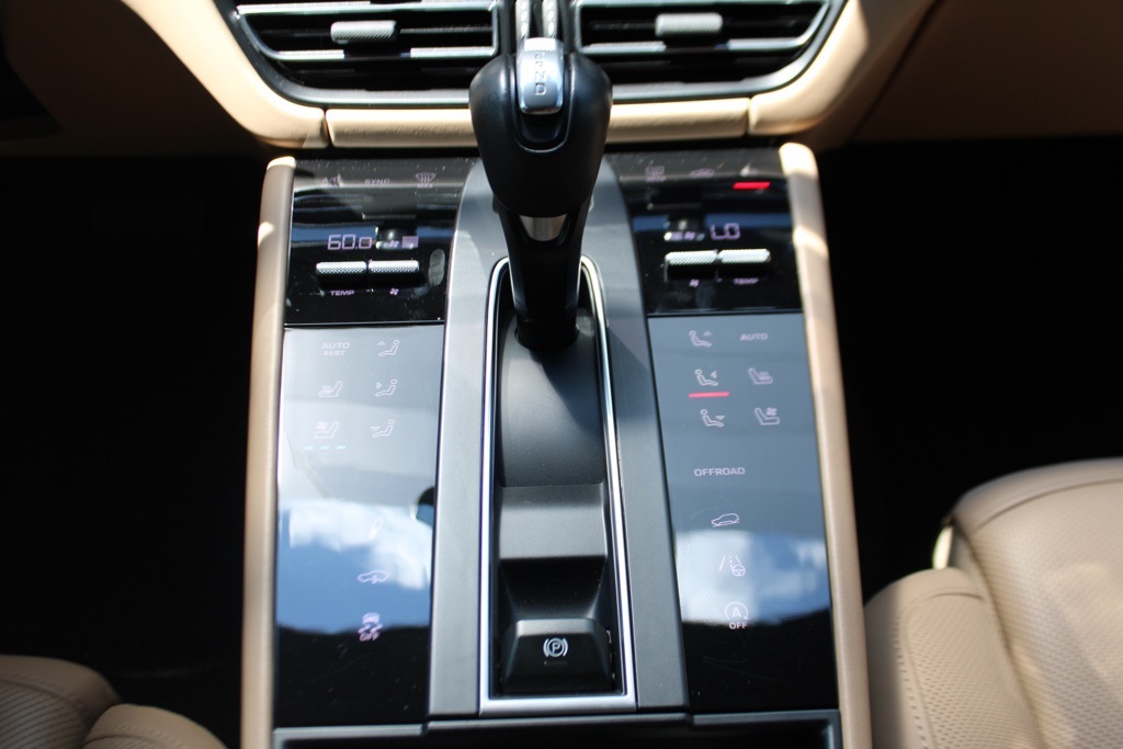 2023 Porsche Macan T photo 22