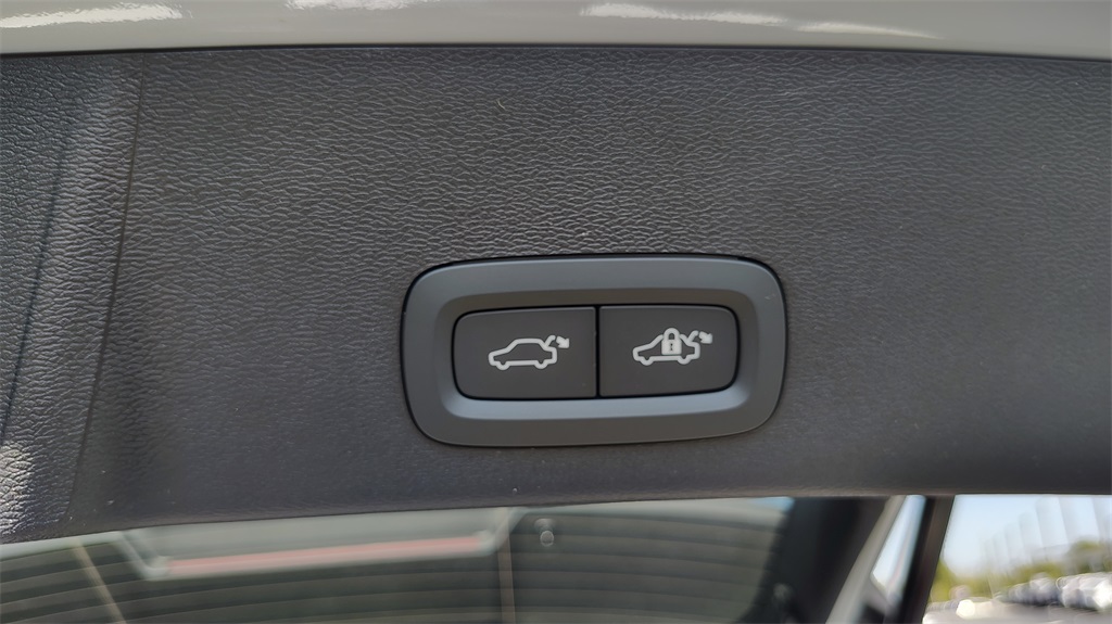 2026 Volvo XC40 photo 32