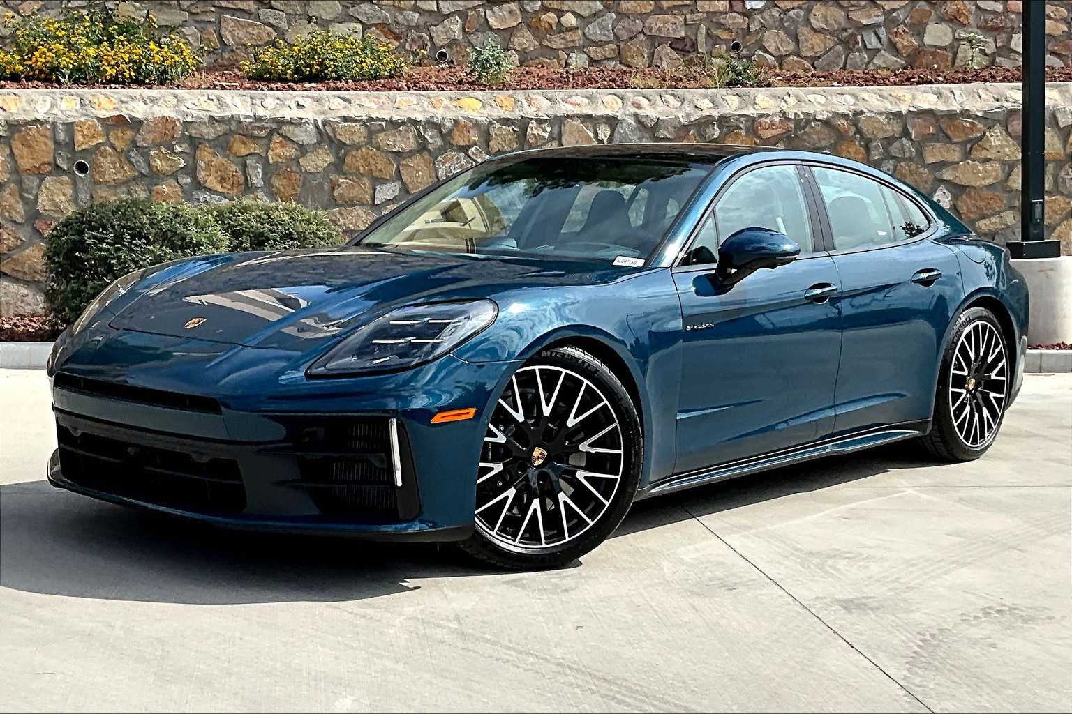 2025 Porsche Panamera 4 photo 6