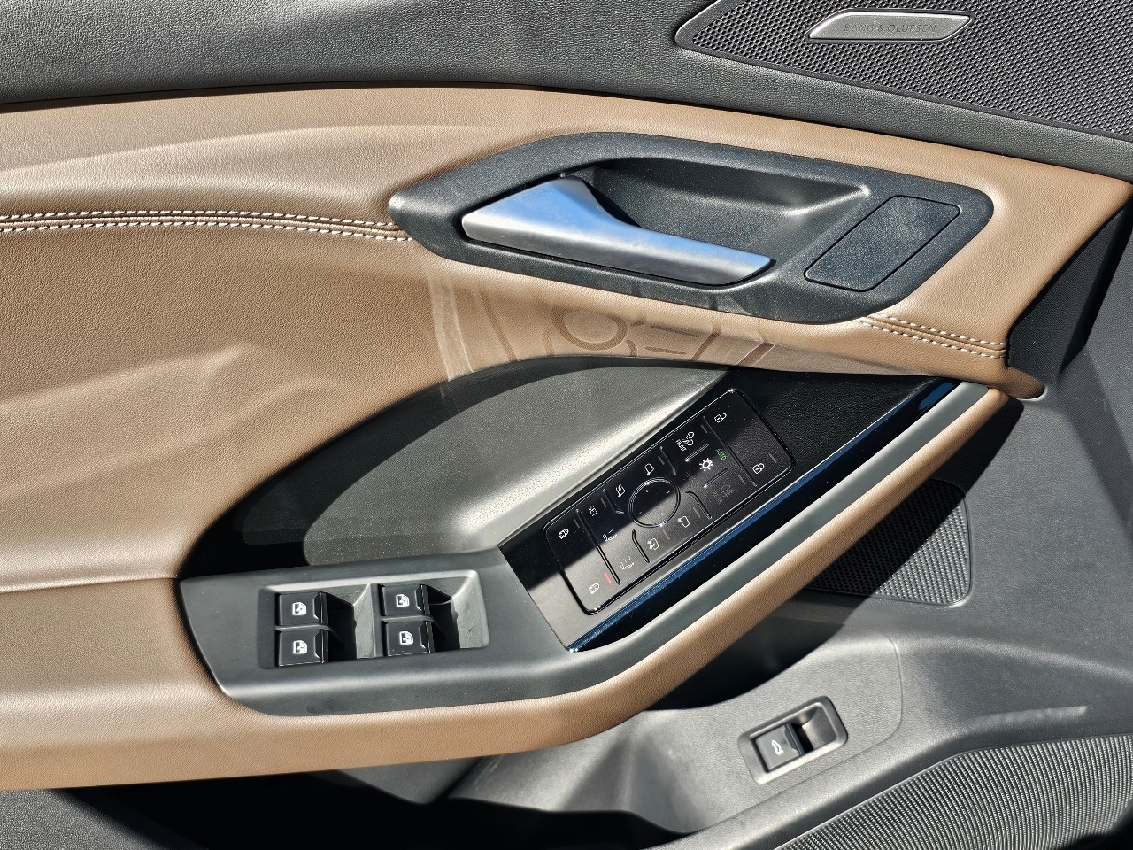 2025 Audi Q6 E-tron Premium Plus photo 2