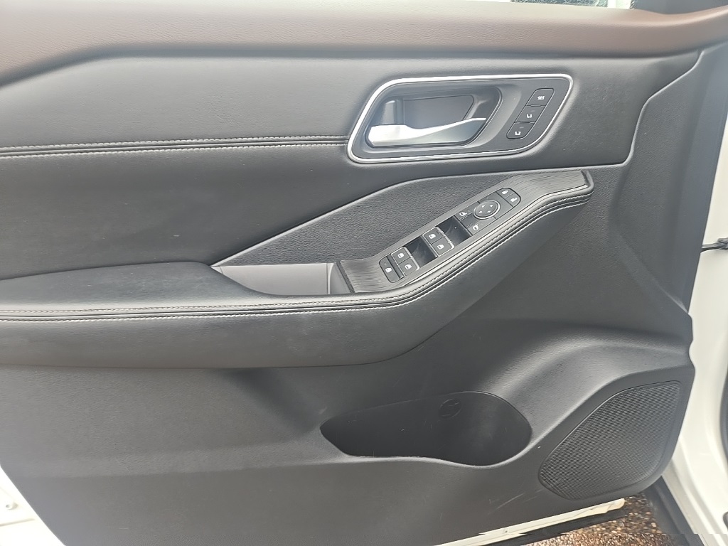 2023 Nissan Rogue Platinum photo 11