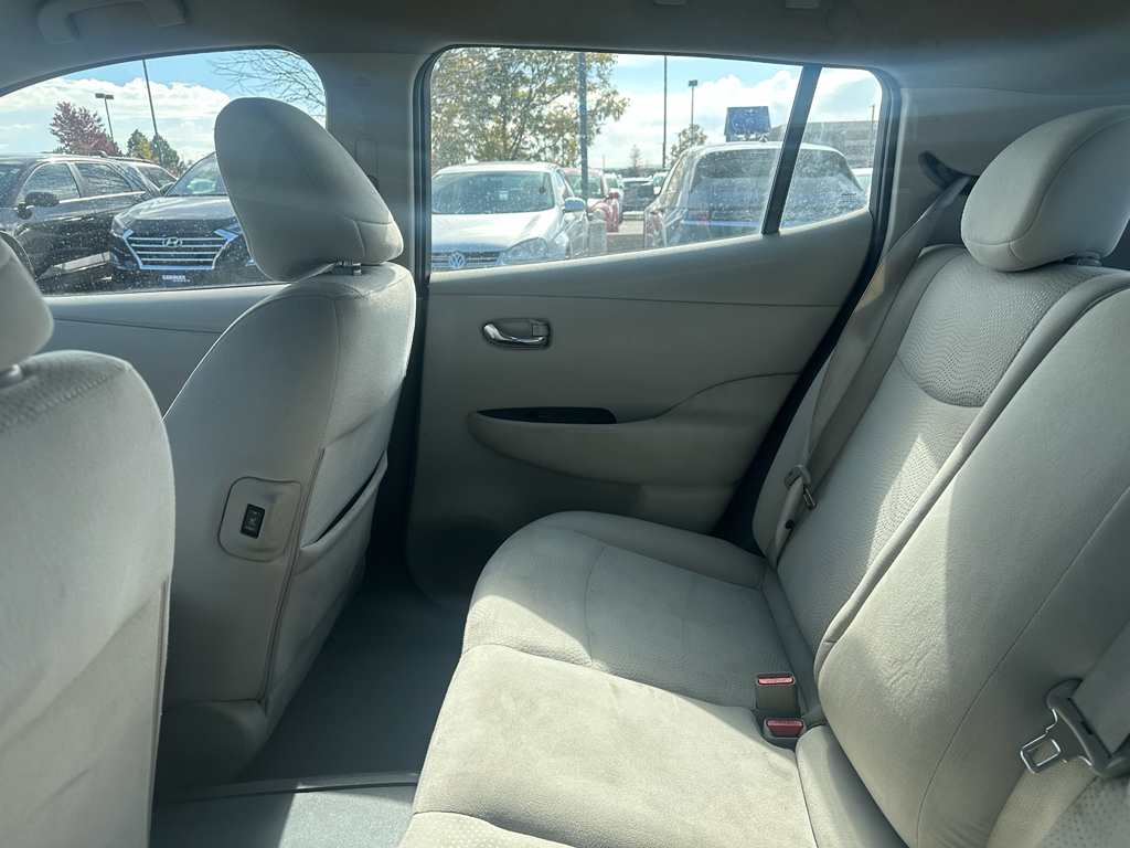 2014 Nissan Leaf SV photo 2