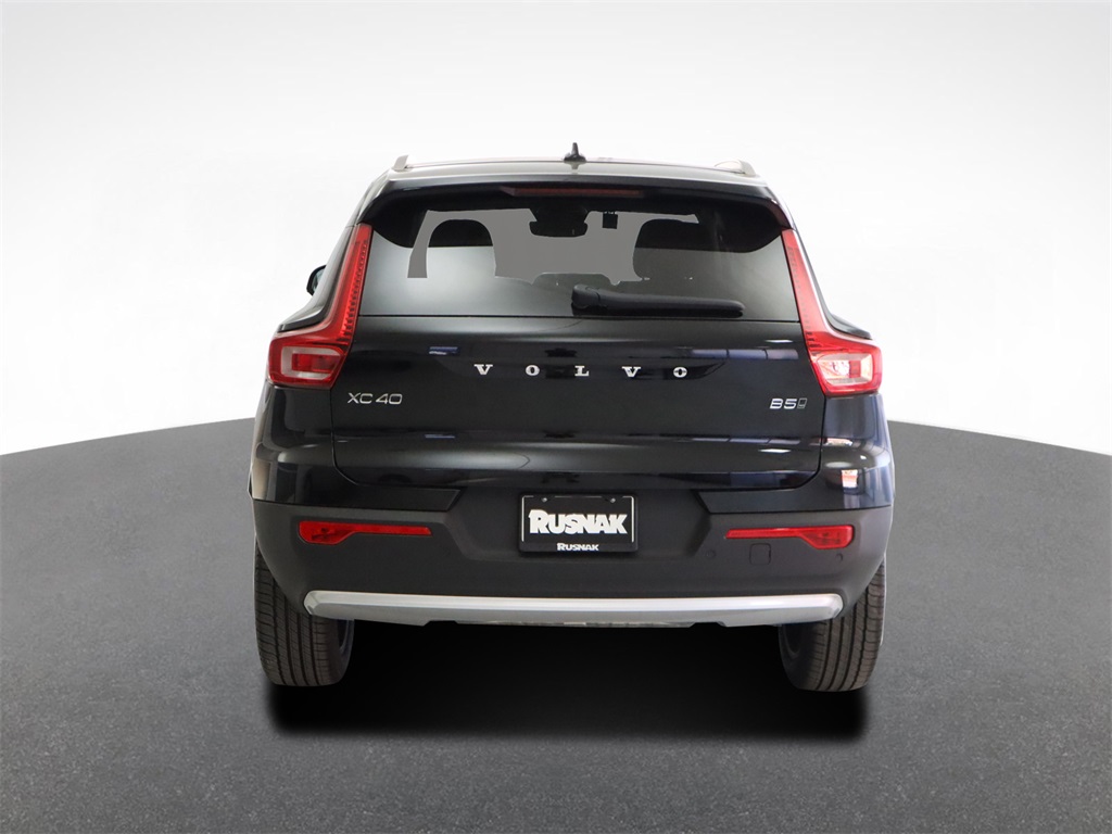 2025 Volvo XC40 Core photo 2