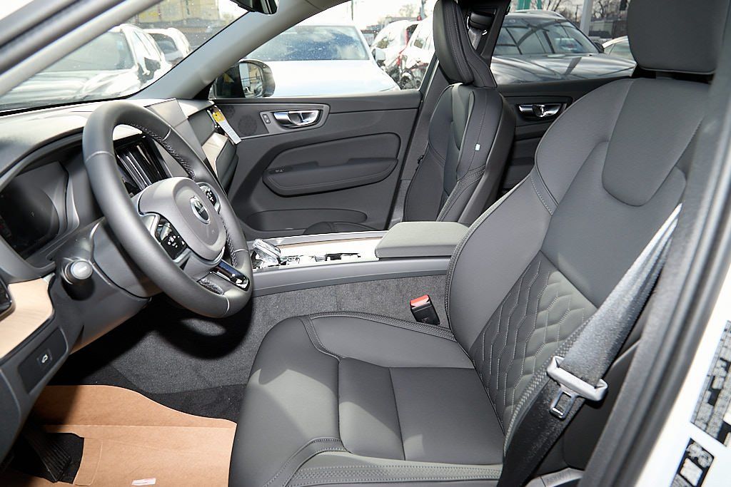 2026 VOLVO XC60 - Image 13