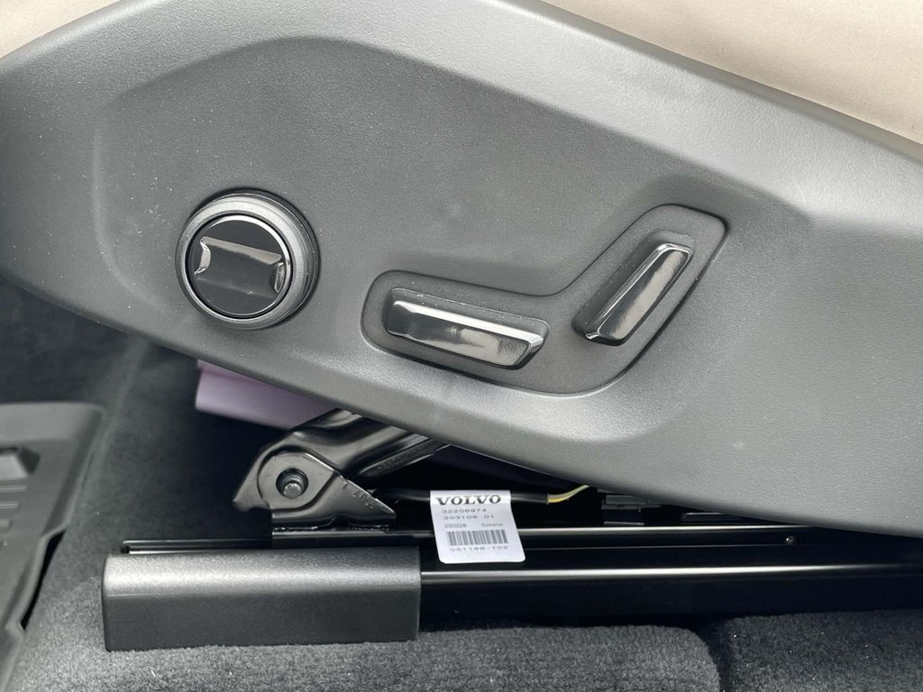 2026 Volvo XC60 B5 Core photo 7