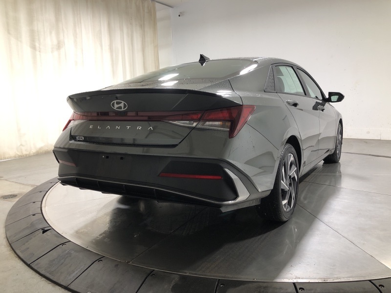 2025 Hyundai Elantra SEL Sport photo 2