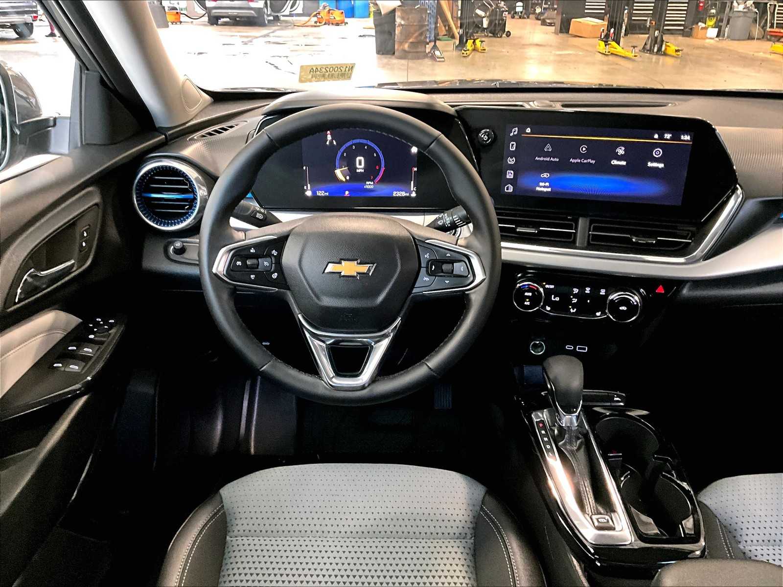 2025 Chevrolet Trax LT photo 18