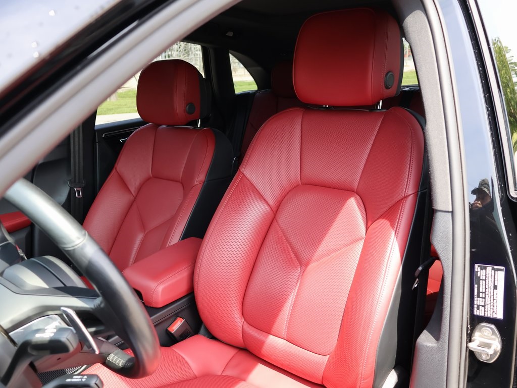 2024 Porsche Macan S photo 2