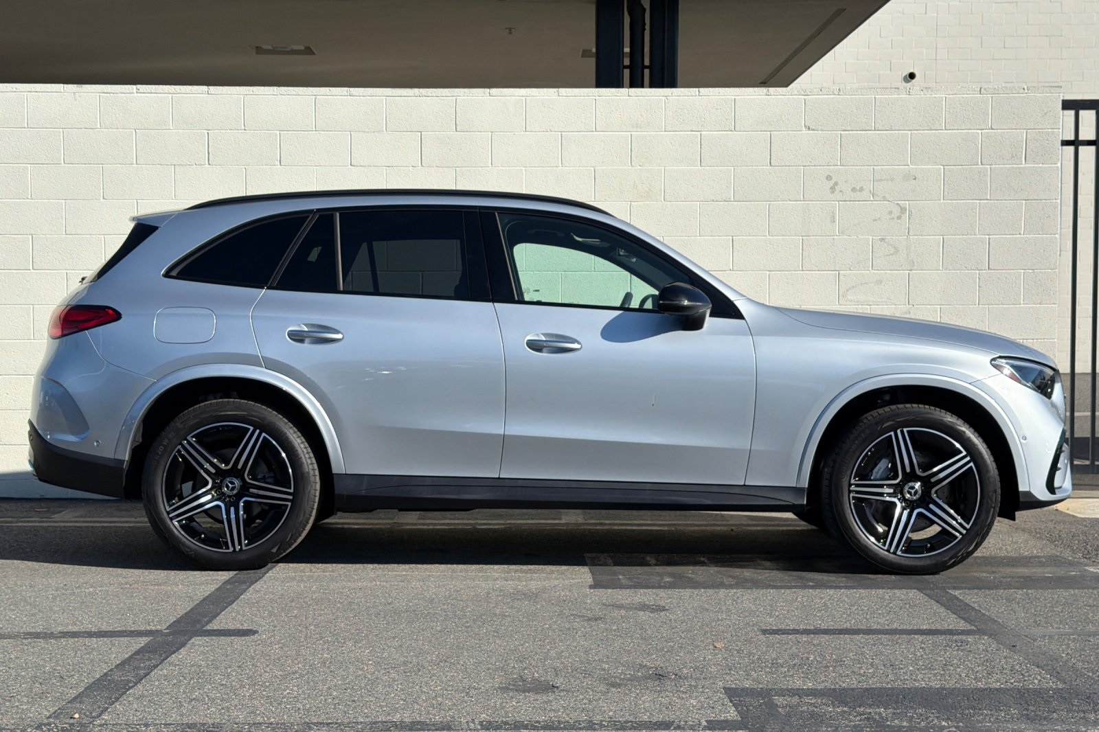 2025 Mercedes Benz GLC 300 photo 2