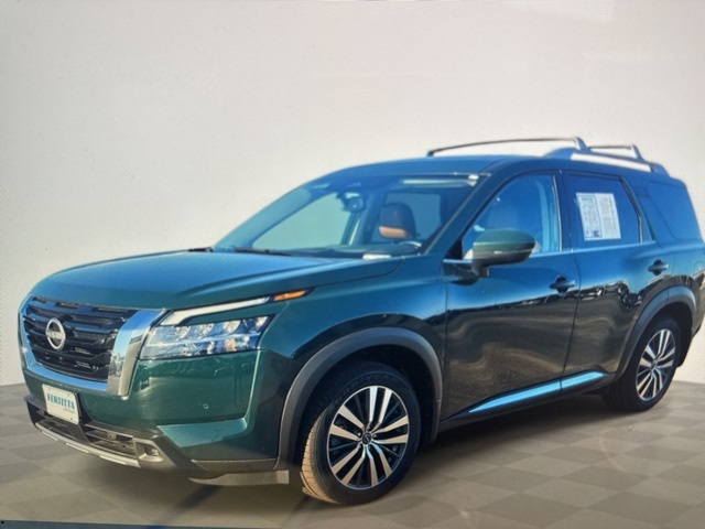 2022 Nissan Pathfinder Platinum's photo