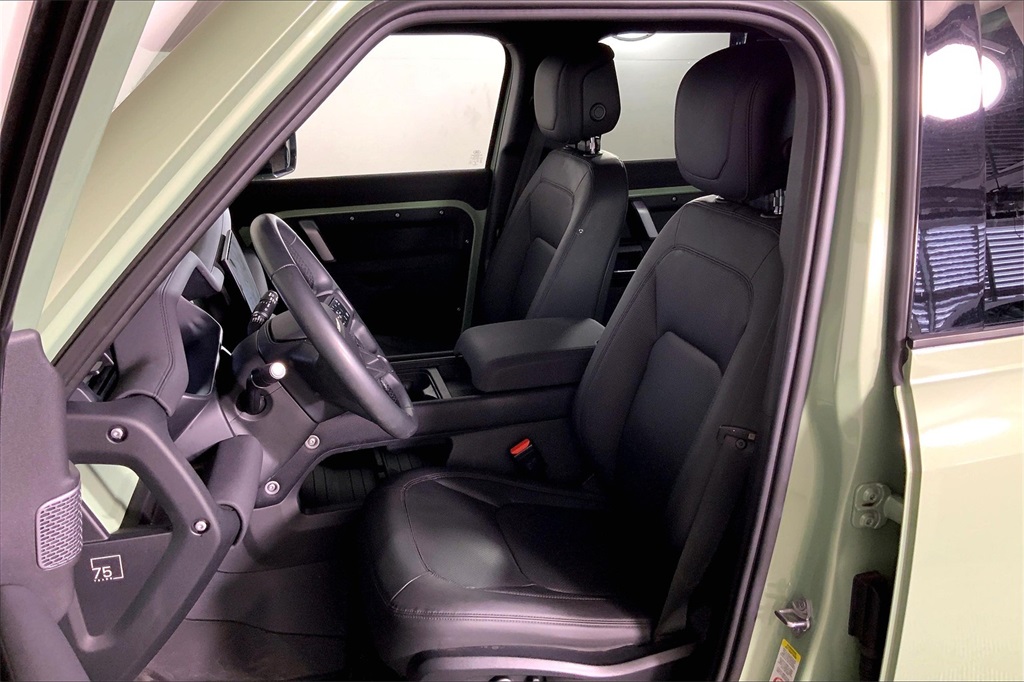 2023 Land Rover Defender 110 photo 23