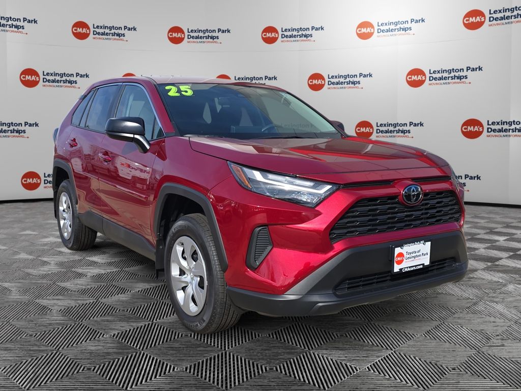 2025 Toyota RAV4 LE's photo