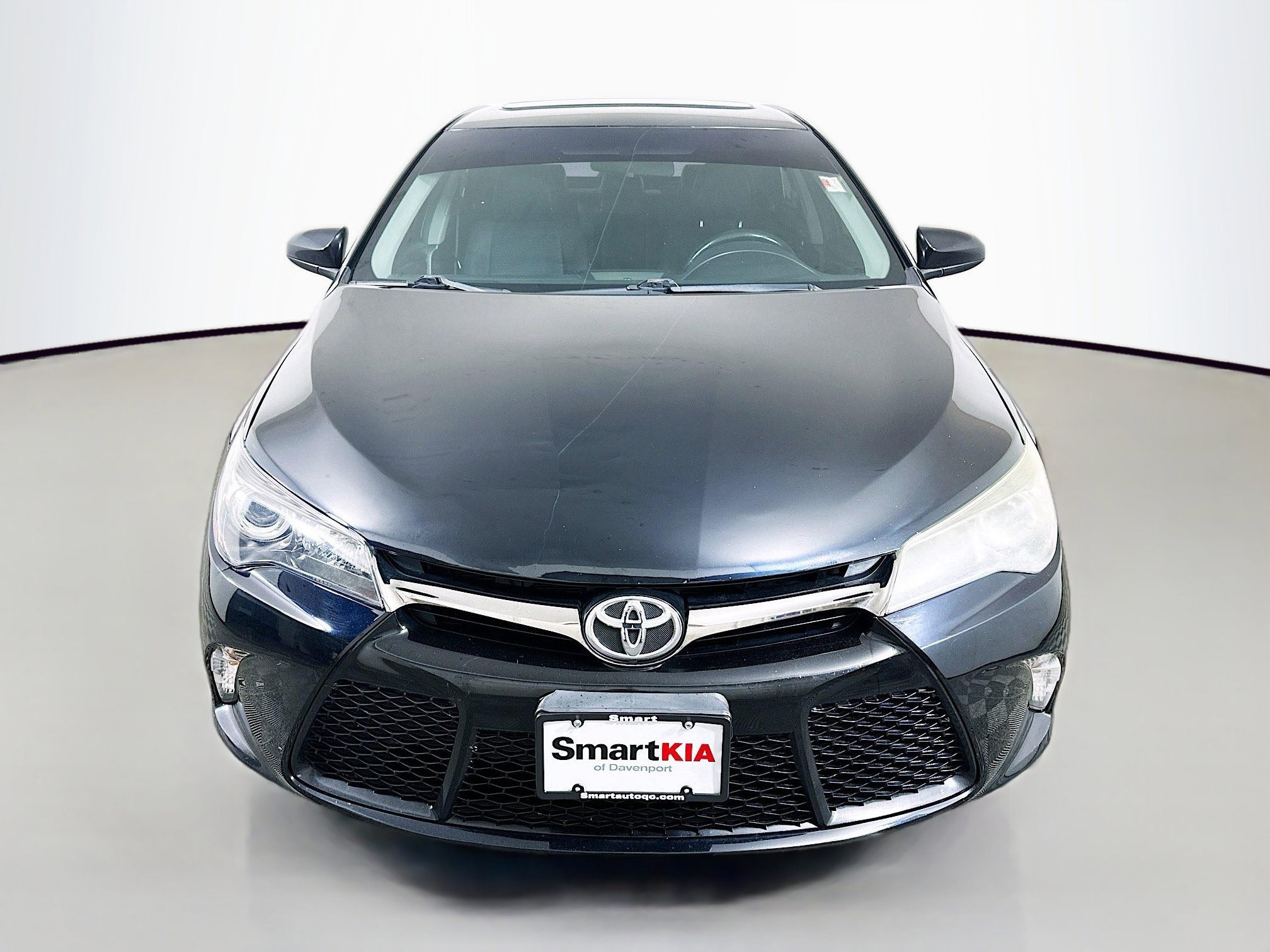 2015 Toyota Camry SE photo 2