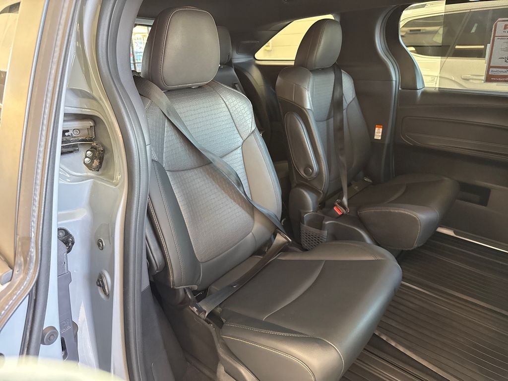 2022 Toyota Sienna XLE Woodland Edition photo 15