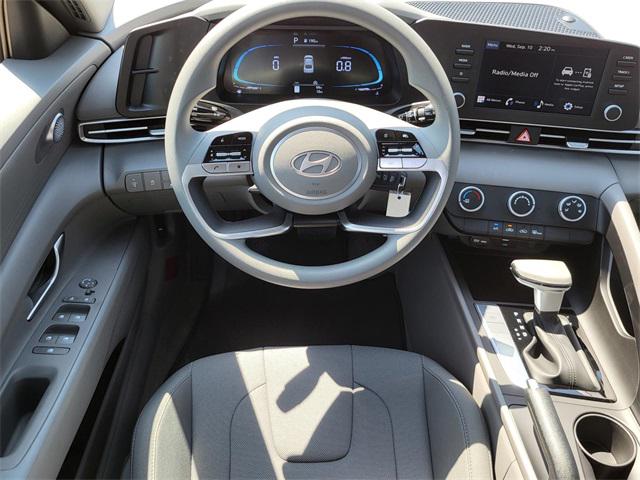 2025 Hyundai Elantra SE photo 11