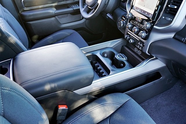 New 2025 Diamond Black Crystal Pearl-Coat Exterior Paint RAM Big Horn/Lone Star image 14