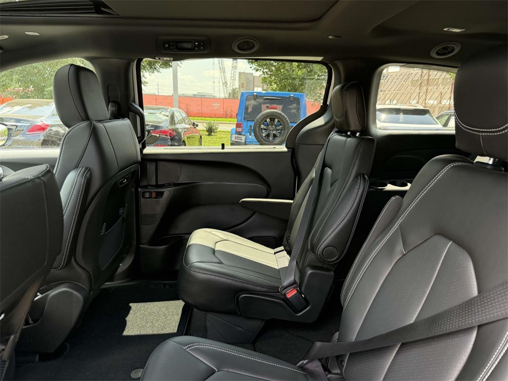 2025 Chrysler Pacifica photo 17