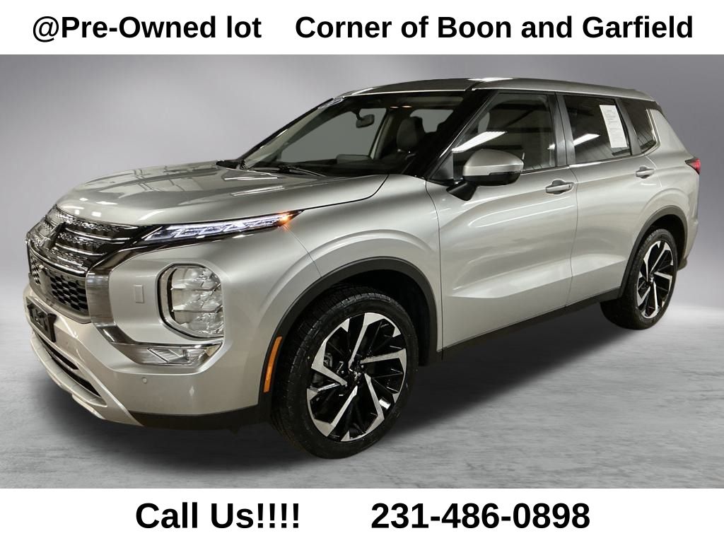 2024 Mitsubishi Outlander SE's photo