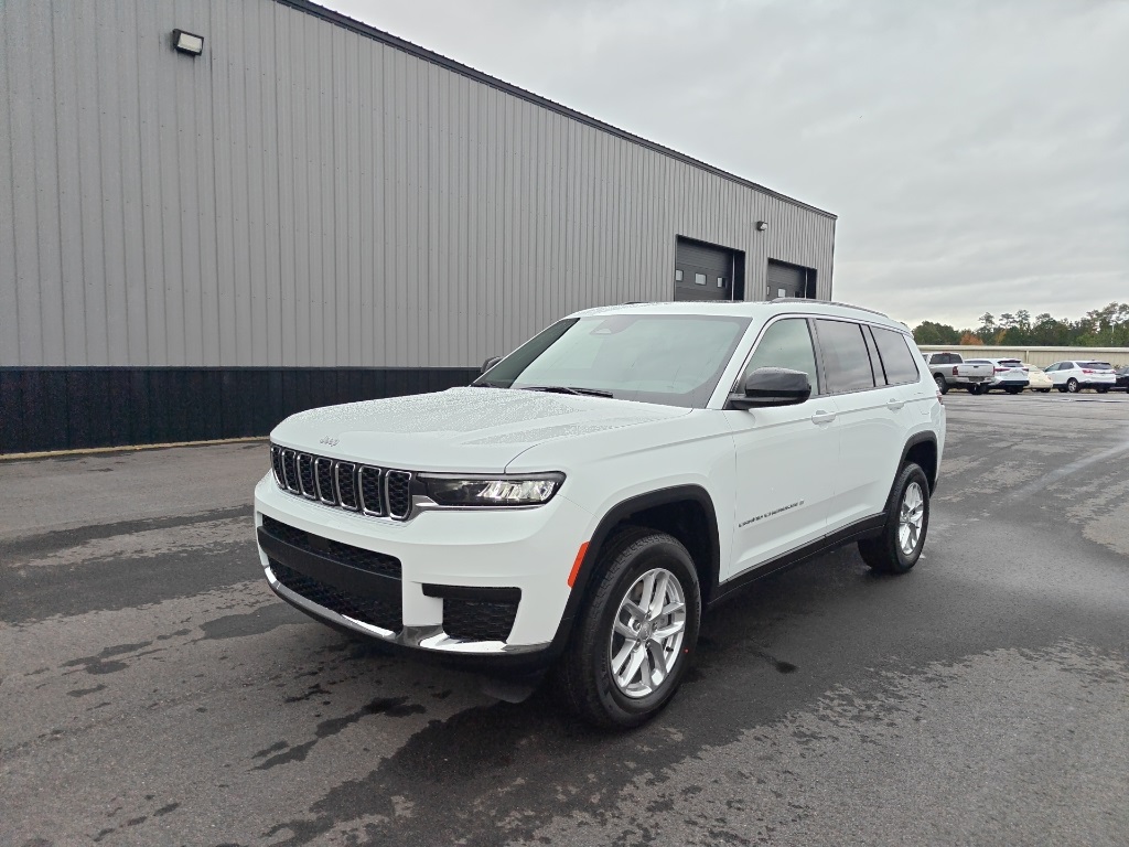 2025 Jeep Grand Cherokee Laredo X photo 3