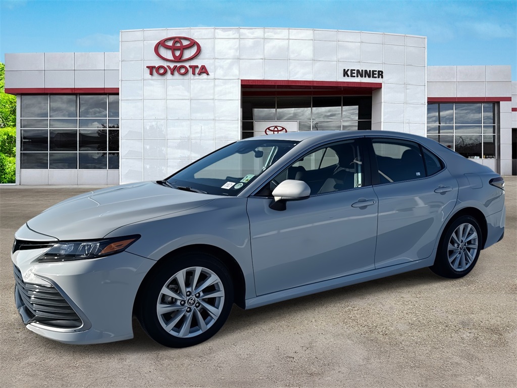 2022 Toyota Camry LE photo 3