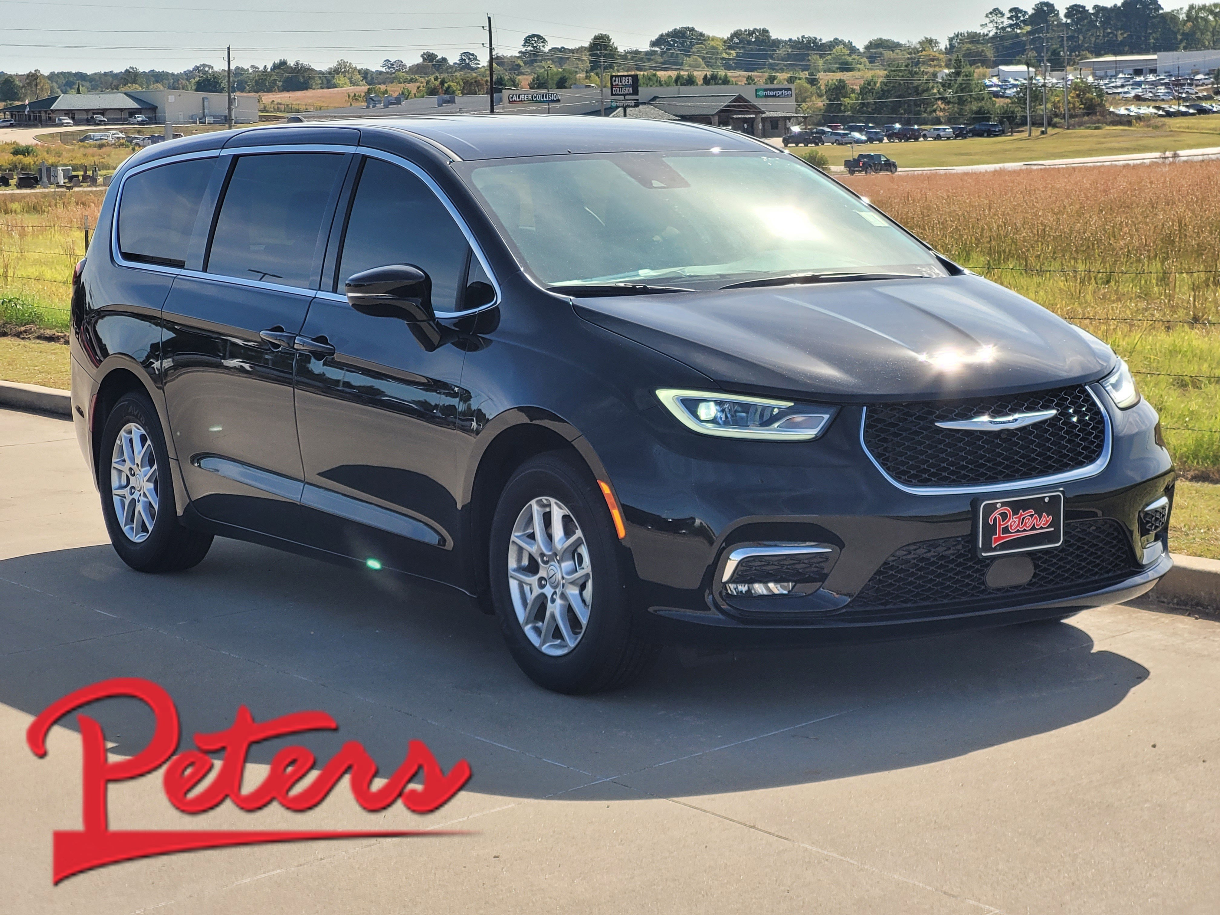 2025 Chrysler Pacifica Select's photo