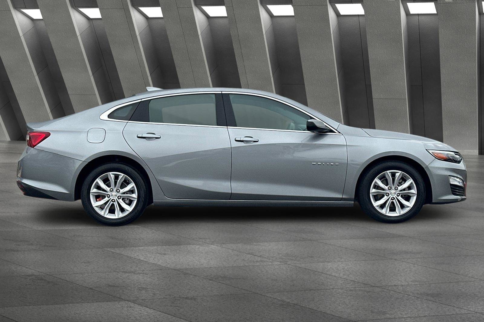 2023 Chevrolet Malibu 1LT photo 2