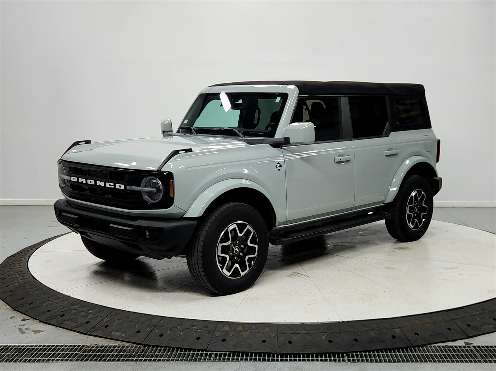 2021 Ford Bronco Outer Banks photo 2
